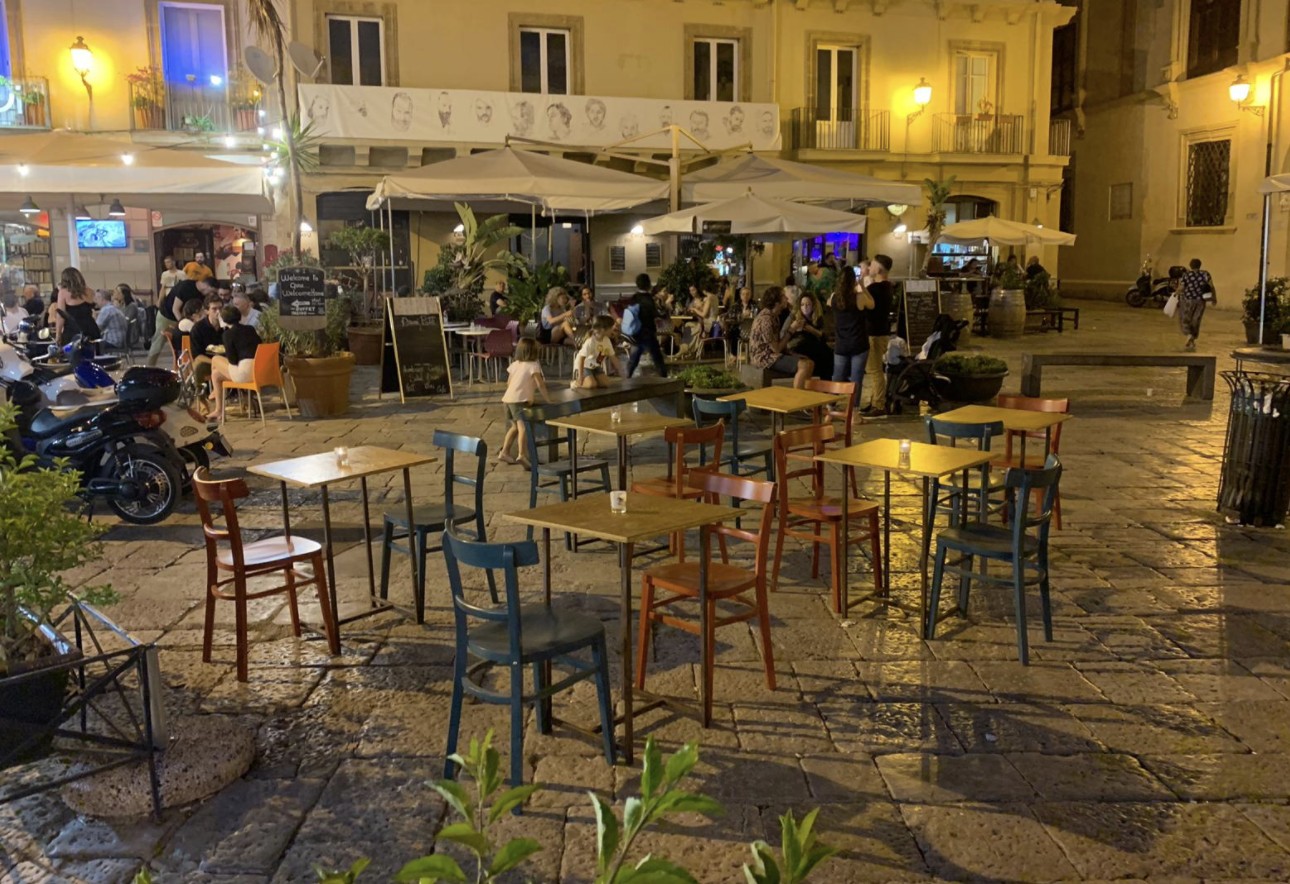 Spazi esterni ai locali di Palermo, disposta chiusura di tredici vie e piazze cittadine