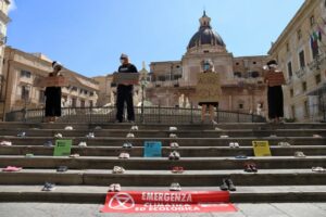 Un tappeto di scarpe da bambino. Nella centralissima Piazza Pretoria di Palermo, per tutta la...