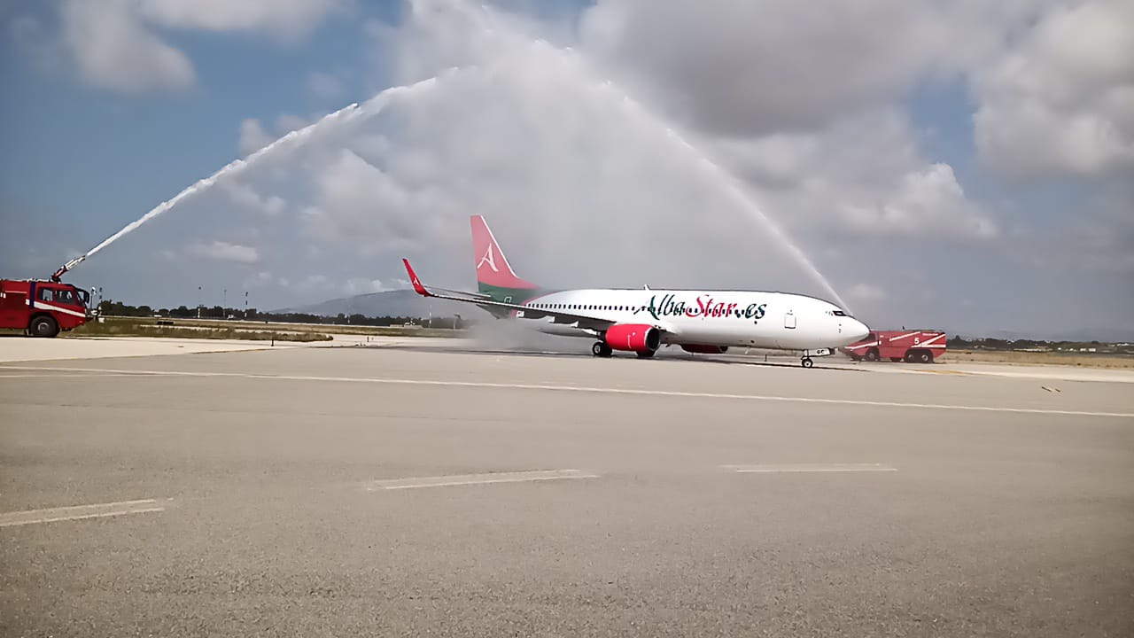 Primo volo AlbaStar a Birgi, cerimonia del water cannon per il Boeing 737 dell’azienda spagnola