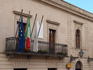 Sindaco di Erice indagata. Imposta la misura cautelare del divieto di dimora nei comuni di Trapani...