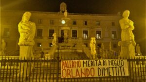 Pioggia di striscioni contro Orlando. Numerosi striscioni di contestazione contro l’amministrazione...