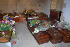 Bare in attesa al cimitero di Palermo