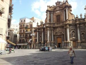 Pedonalizzazioni a Palermo. Con la collocazione della segnaletica da parte del personale di Amat...