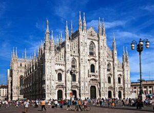 MILANO (ITALPRESS) - Paura attorno alle 13 in Duomo a Milano, dove un uomo si è introdotto e ha...