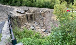 SONDRIO (ITALPRESS) - Tragedia a Chiesa in Valmalenco, in provincia di Sondrio. Tre persone sono...