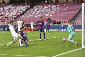 LISBONA (PORTOGALLO) (ITALPRESS) - Il Bayern Monaco fa festa e il Barcellona sprofonda nel pieno...