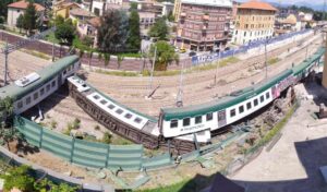 MILANO (ITALPRESS) - Un treno è deragliato intorno alle 12 nei pressi della stazione di Carnate, in...
