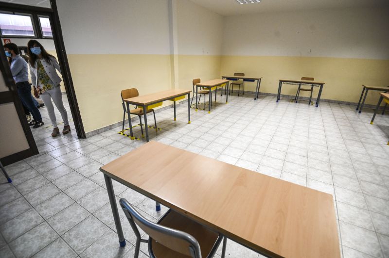 Primo giorno di scuola in Sicilia, tra mancanza di aule e nuove regole