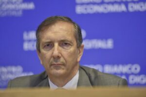 ROMA (ITALPRESS) - "Tim darà la banda ultralarga a tutta Italia, con Open Fiber o senza. E manterrà...