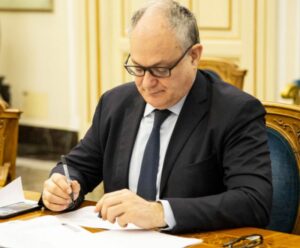 ROMA (ITALPRESS) - "Firmato il decreto finalizzato all'assunzione a tempo indeterminato di 80mila...