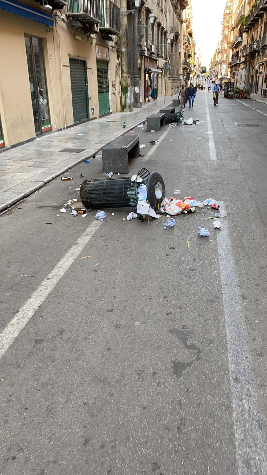 Divelti 30 cestini a Palermo nell’area pedonale Maqueda-Corso Vittorio Emanuele: indagini in corso