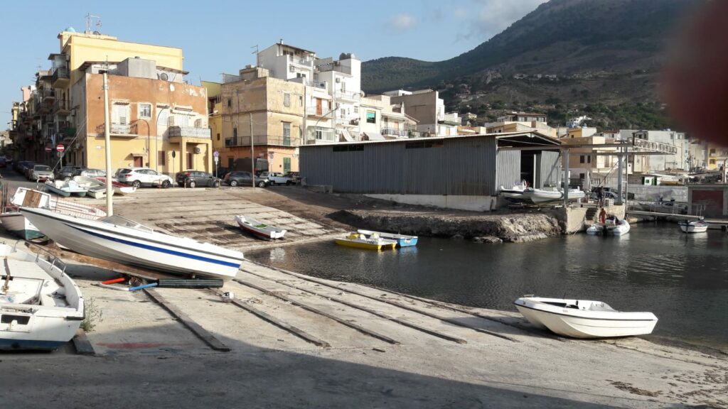 Isola delle Femmine e Sferracavallo: bottiglie con benzina e richieste di pizzo ai lidi