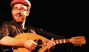 Mario Incudine e Roy Paci. Il palcoscenico del Teatro Parco Urbano di Finale di Pollina, martedì 25...