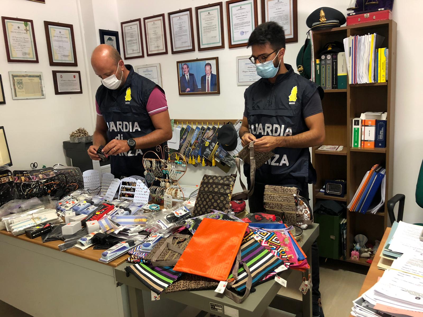 La GdF di Carini sequestra oltre mille prodotti pericolosi in un negozio di Isola