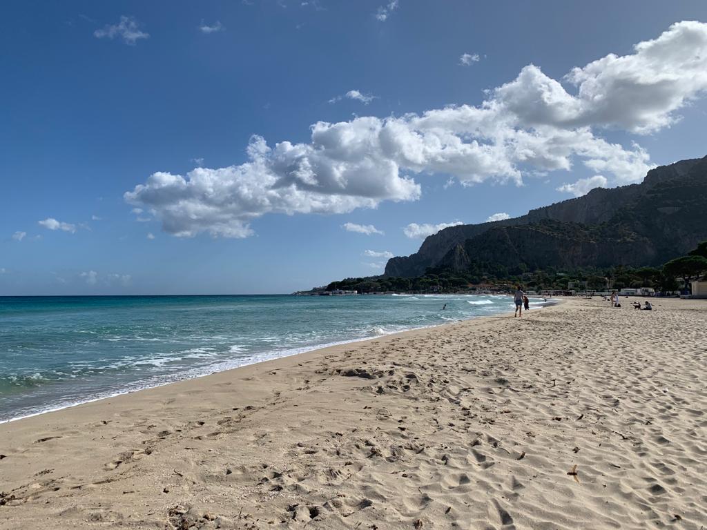 Ferragosto 2020, vietati gli assembramenti anche a Palermo: arriva ordinanza di Orlando