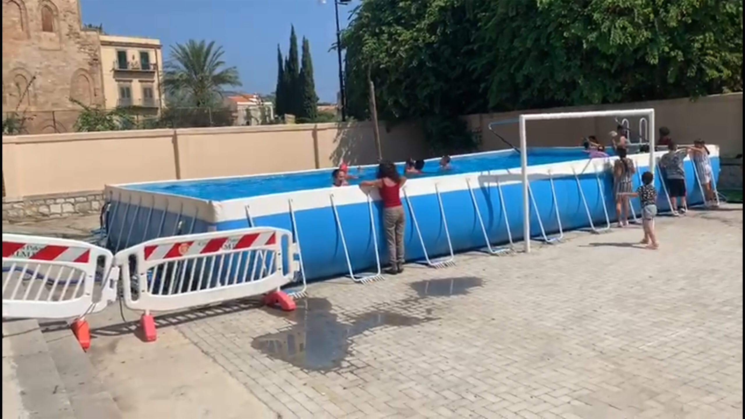 Una piscina per i bambini della Magione a Palermo, dono di una cooperativa torinese