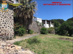 Sequestrati tre immobili a Salina. I finanzieri del Comando Provinciale della Guardia di Finanza di...