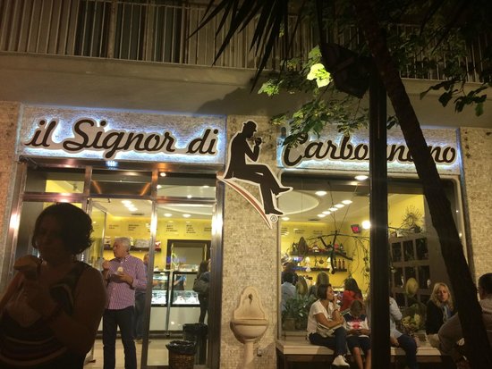 Chiude gelateria a Palermo, magazziniere a contatto con parenti positivi