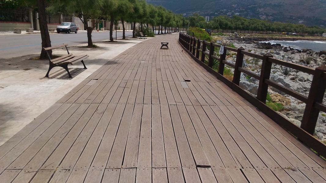 Iniziano i lavori di rimozione della passerella sul lungomare di Barcarello