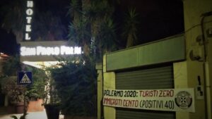 San Paolo Palace. E’ stato affisso a pochi metri dall’entrata del San Paolo Palace lo striscione che...