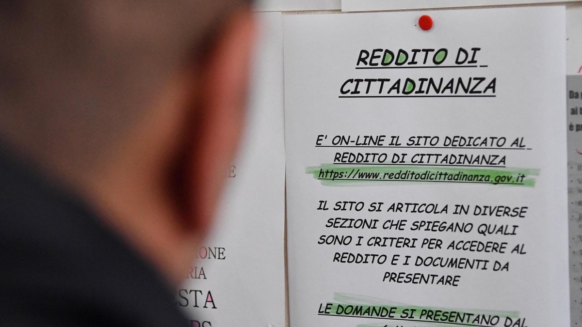 Reddito di cittadinanza, anche in Sicilia stop a ottobre “per verifiche”