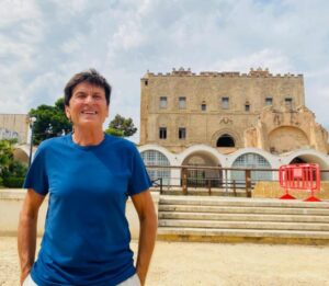 Gianni Morandi alla scoperta dei gioielli di Palermo, selfie alla Zisa e piazza Marina