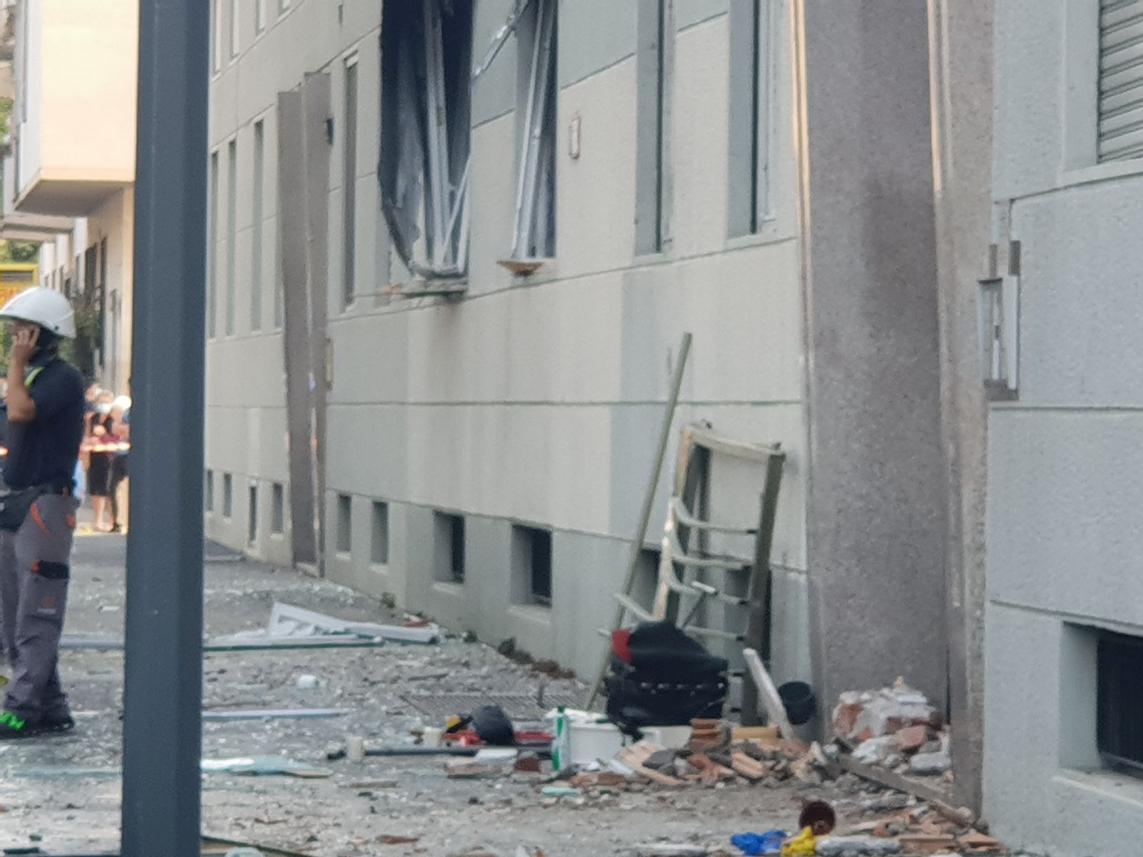 Esplosione in un condominio a Milano, salgono a 8 i feriti