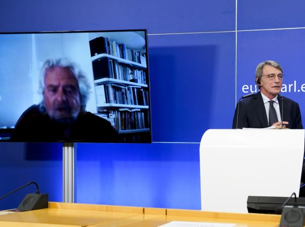 Grillo “Non credo nel Parlamento” e difende piattaforma Rousseau