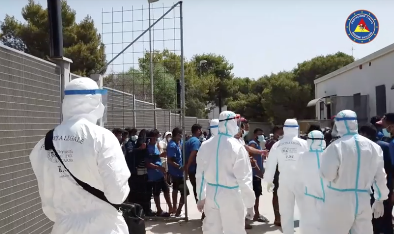 Migranti, trasferite 136 persone dall’hotspot di Lampedusa