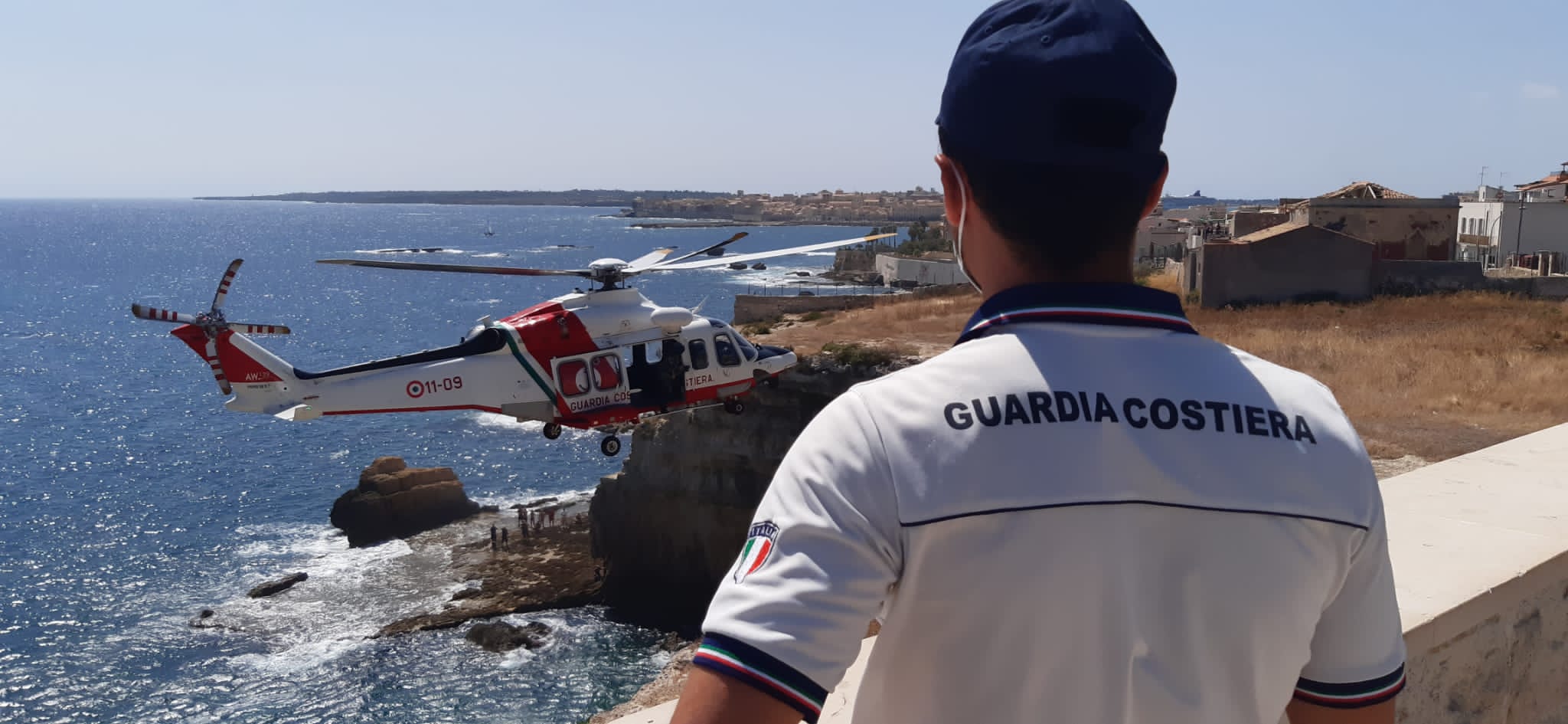 Uomo su uno scoglio in balìa del mare salvato dalla Guardia Costiera