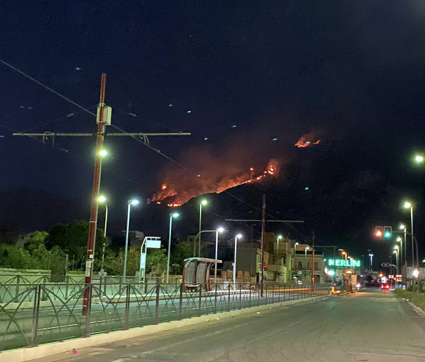Fiamme su monte Grifone a Palermo, ancora incendi e paura