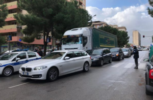 Auto contro un albero in via De Gasperi