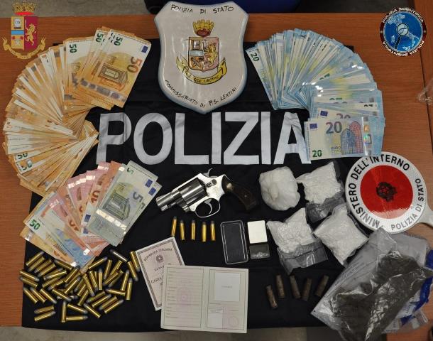 Droga e armi scoperti in un casolare nel siracusano