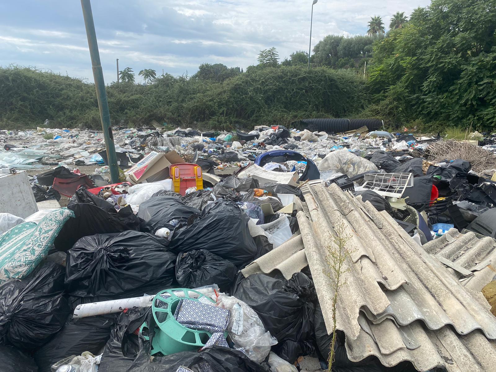 Cumuli di rifiuti nella zona artigianale di Giarre