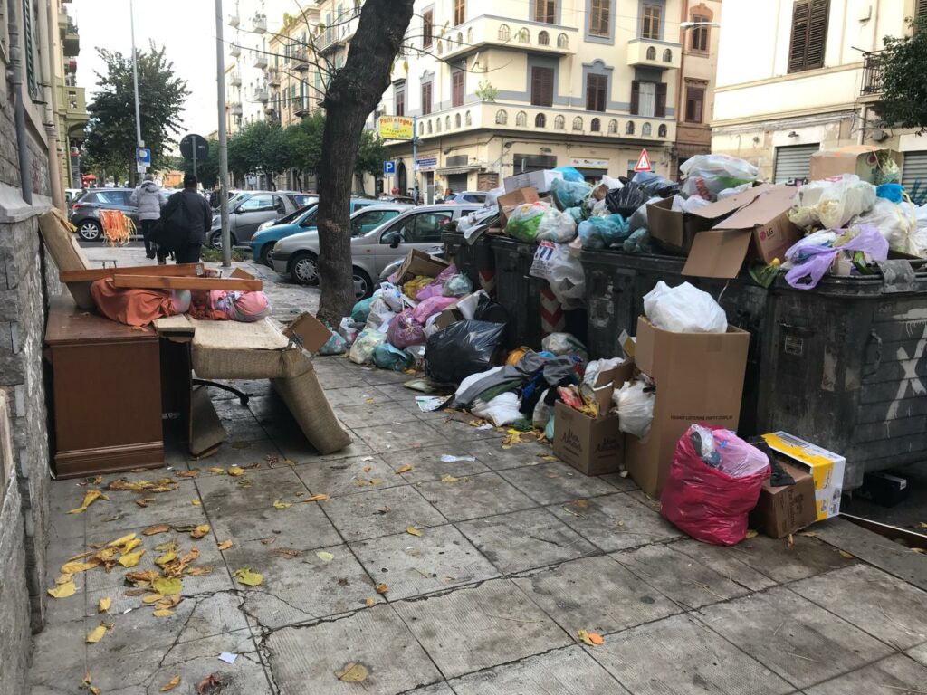 Raccolta rifiuti a Palermo, lento ritorno alla normalità