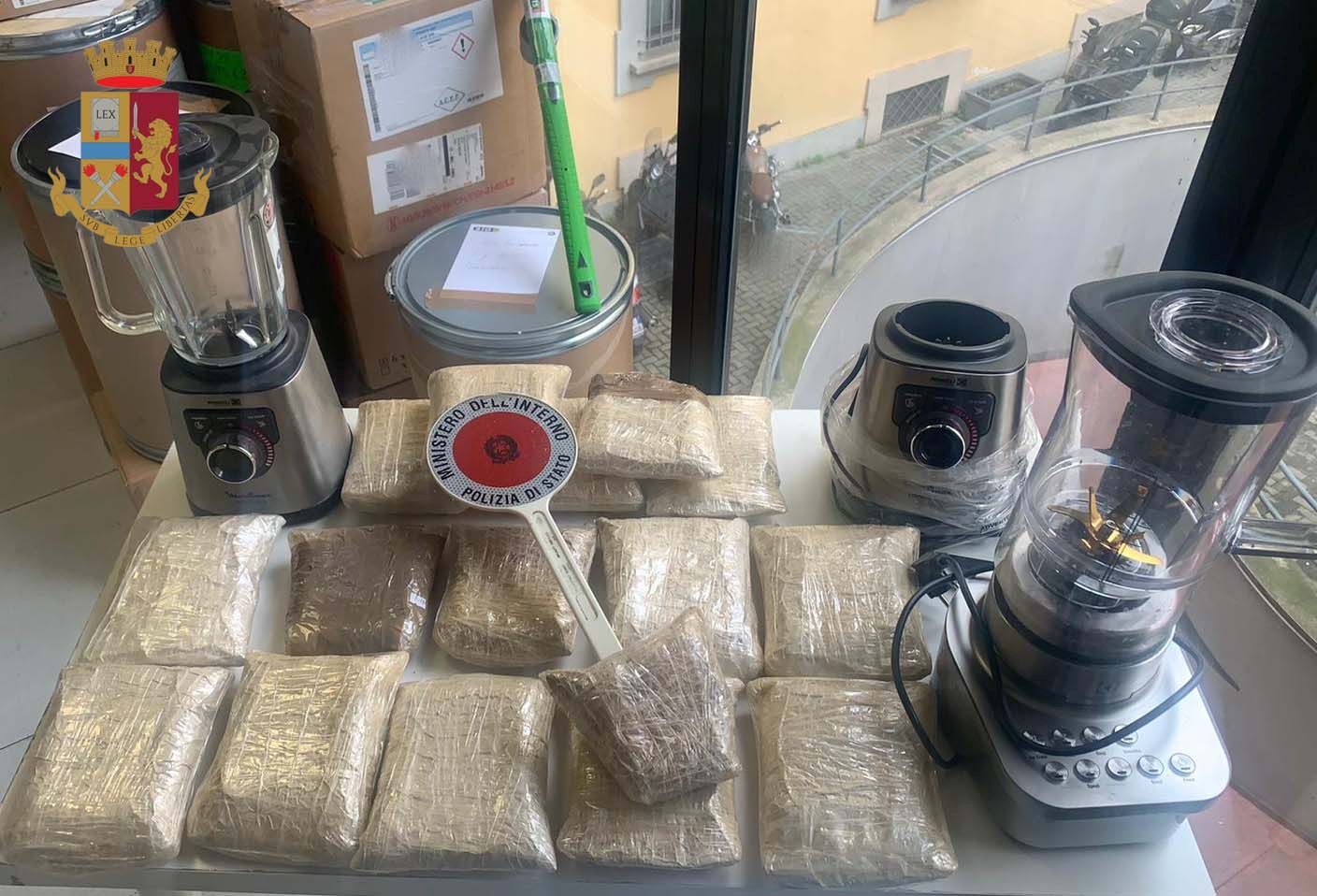 Raffineria di droga a Milano, arrestati 2 trafficanti con 8 kg eroina