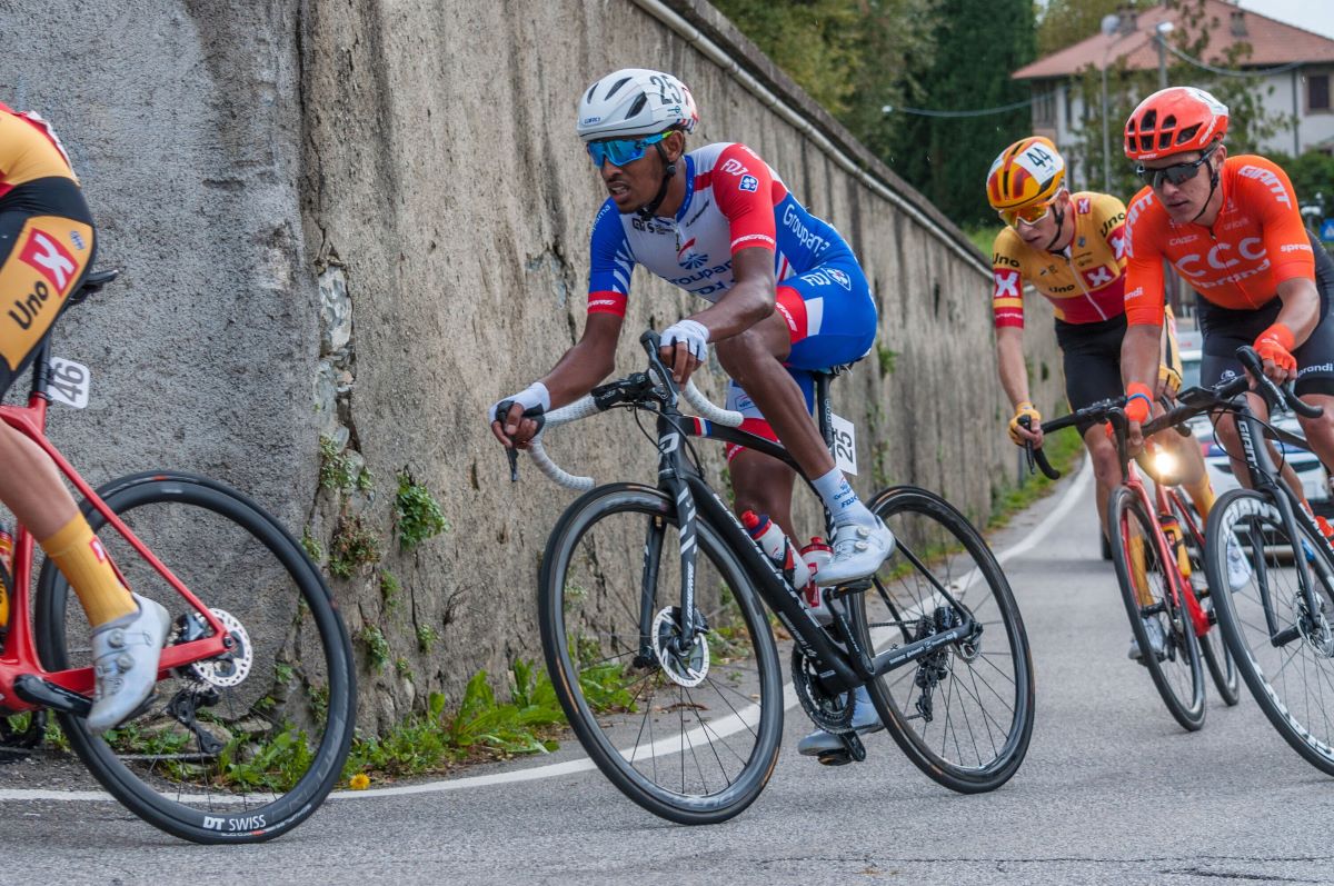 Dowsett vince per distacco l’8^ tappa del Giro, Almeida resta in rosa