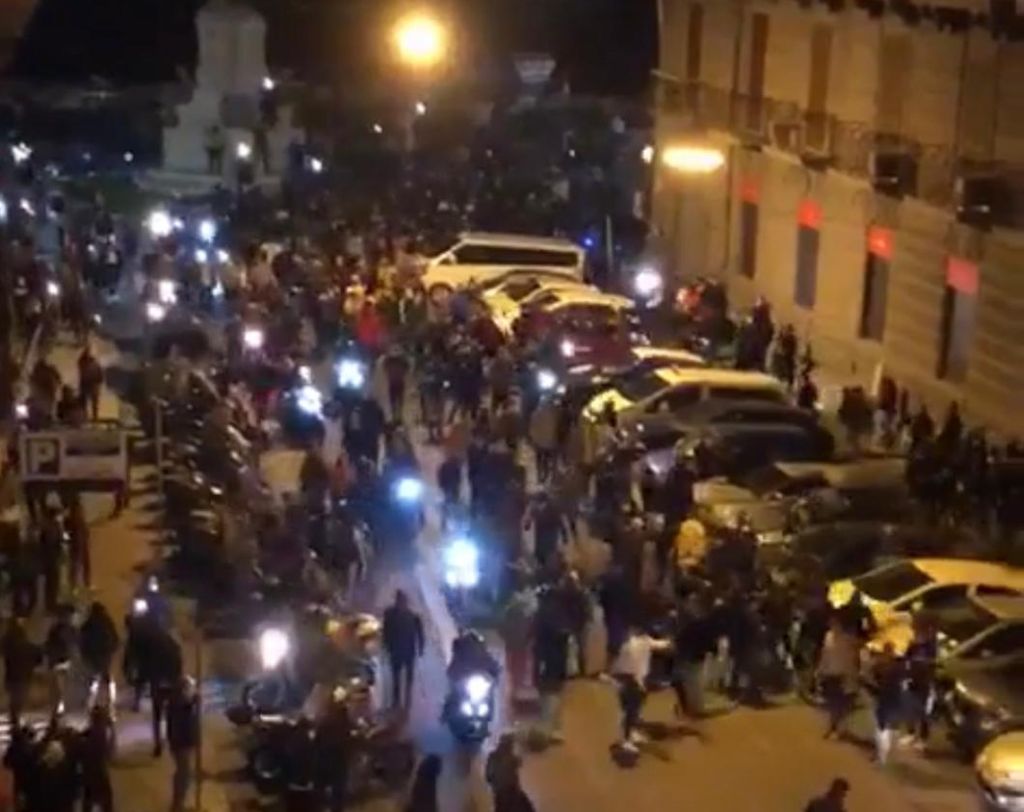 Coronavirus, protesta a Napoli con scontri contro il coprifuoco