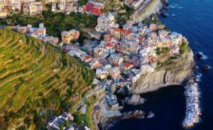 ROMA (ITALPRESS) - Trenta località italiane: borghi, montagne, isole, spiagge. Ora è possibile...