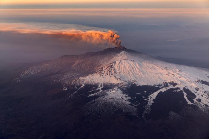 Eruzione Etna, la Protezione Civile lancia un preallarme