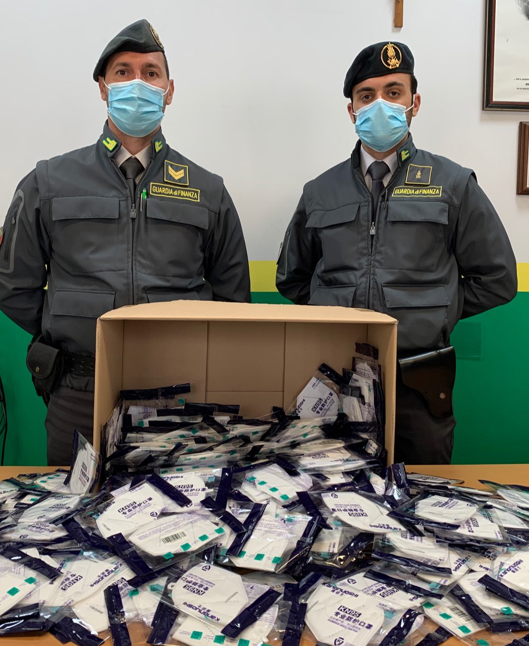 Mascherine contraffatte in una farmacia del centro di Palermo: sequestrate