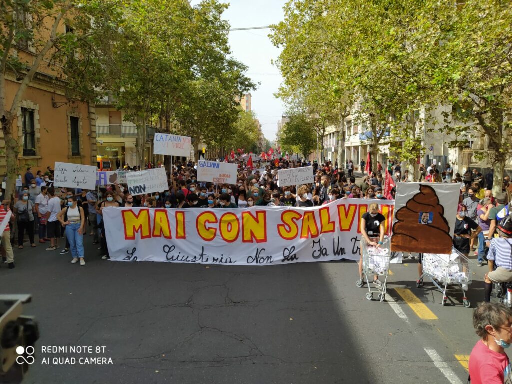 Migliaia di manifestanti in piazza contro Salvini a Catania