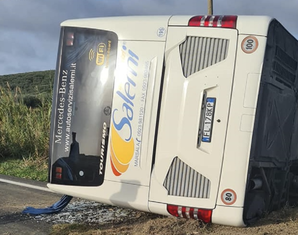 Bus si ribalta a Castelvetrano, due morti e un ferito grave