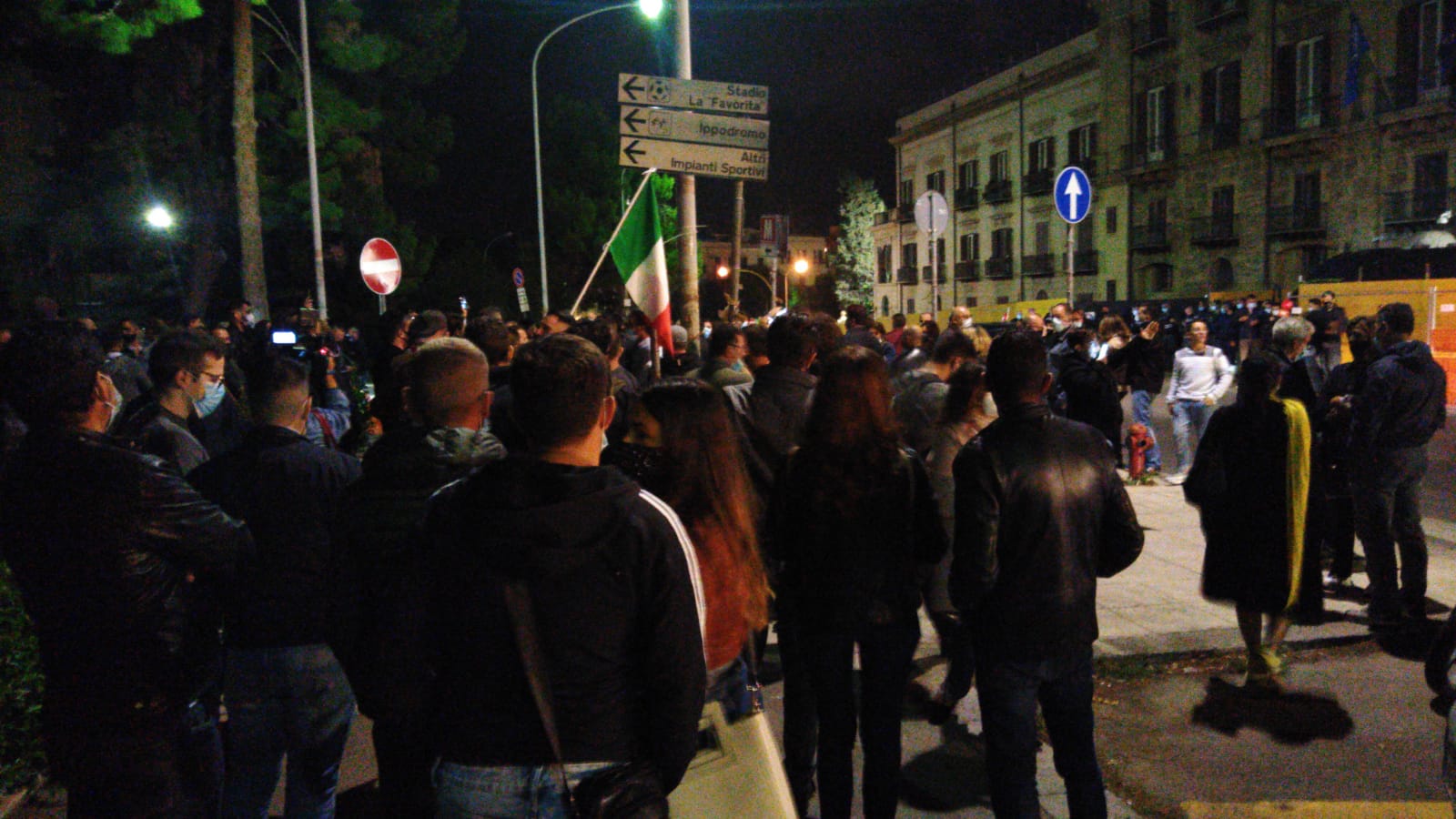Protesta dei ristoratori a Palermo, in centinaia davanti la Regione