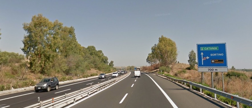 Incidente mortale sulla Siracusa-Catania, vittima un motociclista
