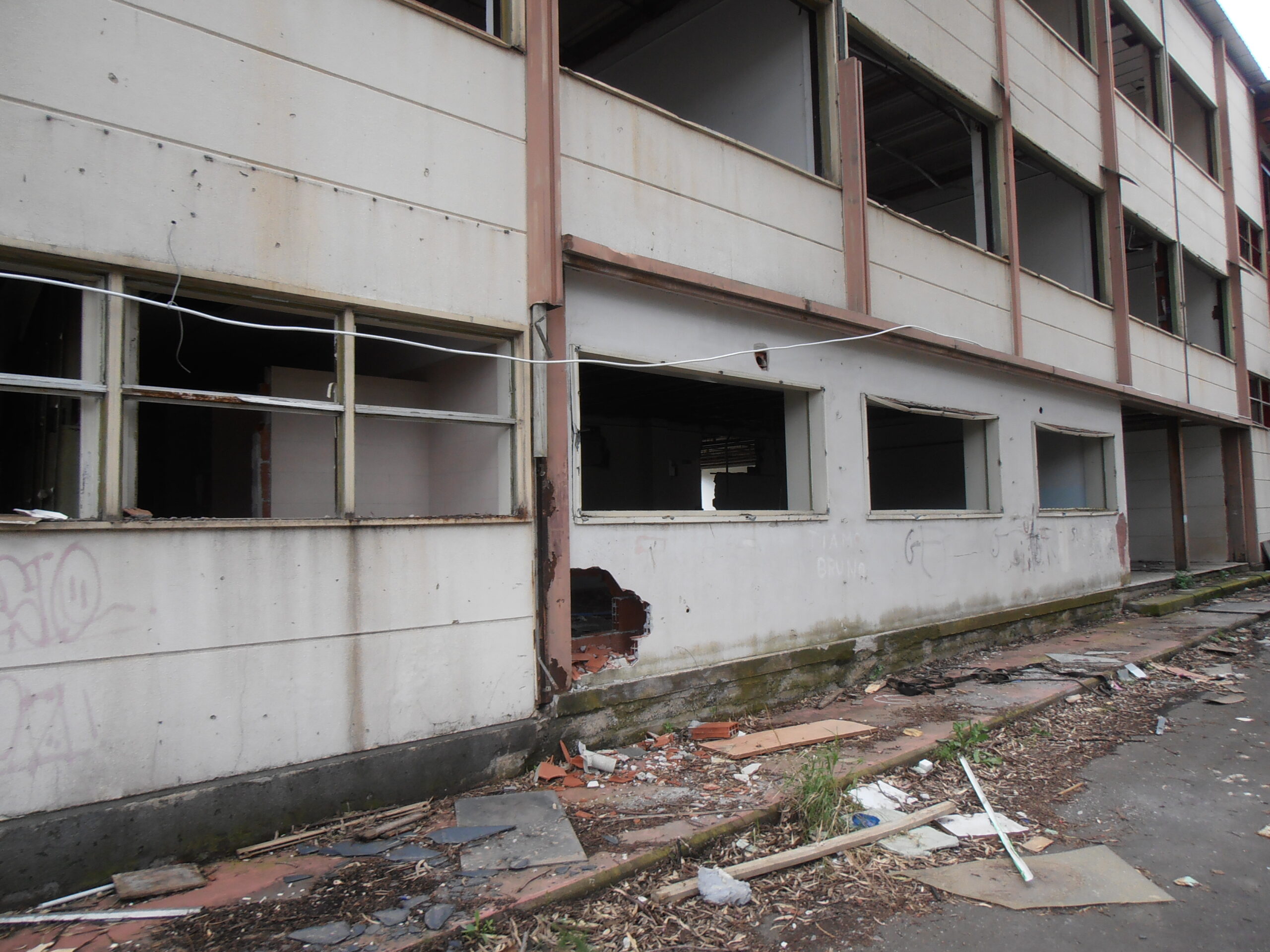 Ex scuole di Catania abbandonate e vandalizzate: la denuncia