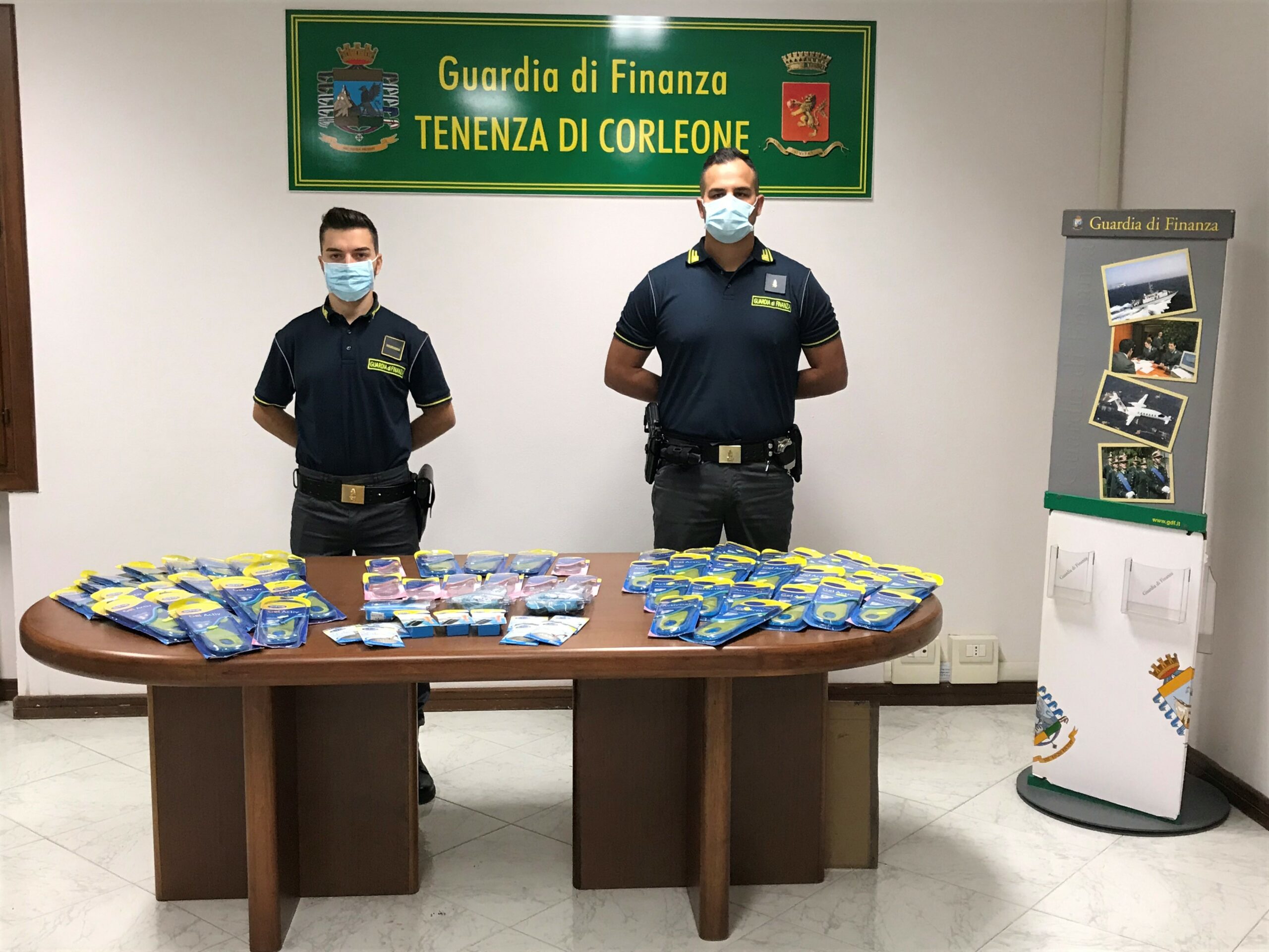 Sequestrati prodotti contraffatti a marchio Scholl’s: denunciati tre commercianti
