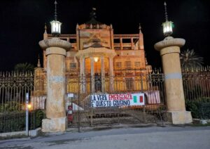 Striscioni contro il DPCM