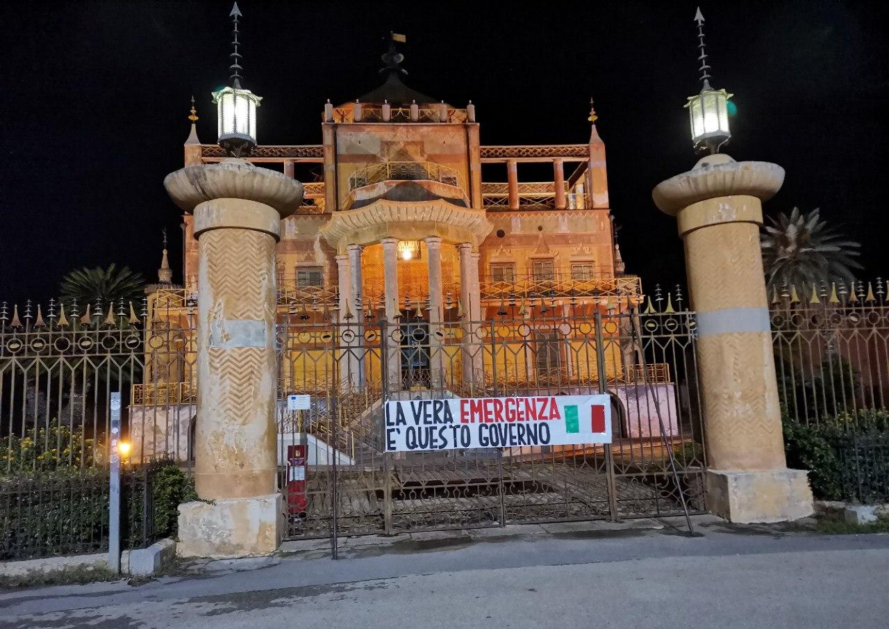 Palermo, comparsi striscioni di protesta contro il nuovo Dpcm