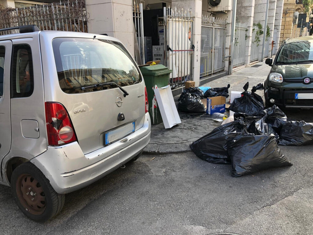 Palermo, multa ad un ristoratore di via Garzilli per abbandono di rifiuti